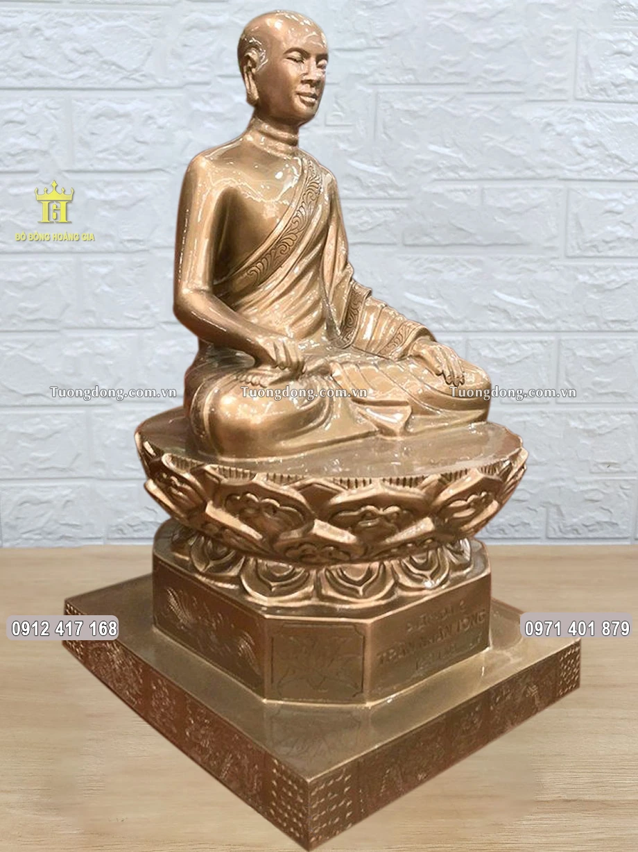 Hình ảnh nhìn nghiêng của bức tượng đồng